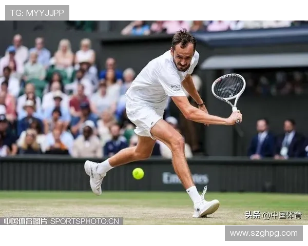 梅德韦杰夫逆转战胜阿尔卡拉斯 晋级2025年网球大师赛决赛 梅德韦杰夫逆转战胜阿尔卡拉斯 晋级2025年网球大师赛决赛